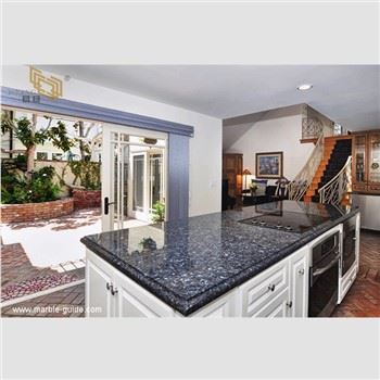 Blue Pearl Granít borðplata Hvítir skápar